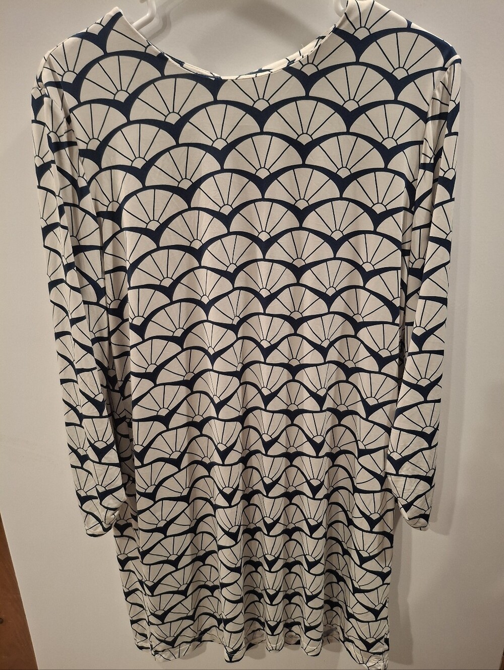 Long-Sleeve Fan-Pattern Dress in Navy and Cream